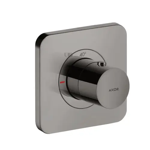 Thermostat in glänzend schwarzem Chrom, montiert auf einer quadratischen Wandplatte. Die Markierung zeigt 40°. Hersteller ist AXOR.